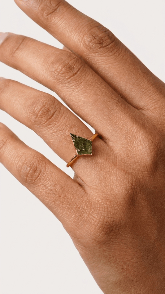 Natural Green Raw Moldavite Gemstone Ring in 925 Sterling Silver - Gemsterling